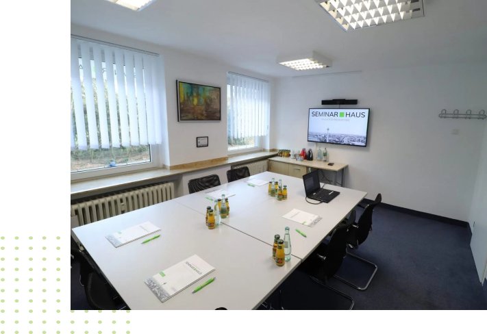 Kleiner Meetingraum mit Fernseher und CAtering