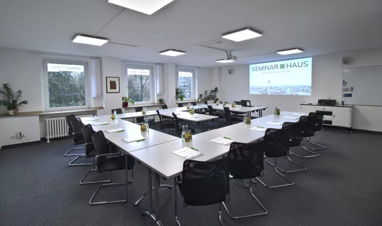 Seminarraum mit Beamer und Whiteboard in U-Bestuhlung